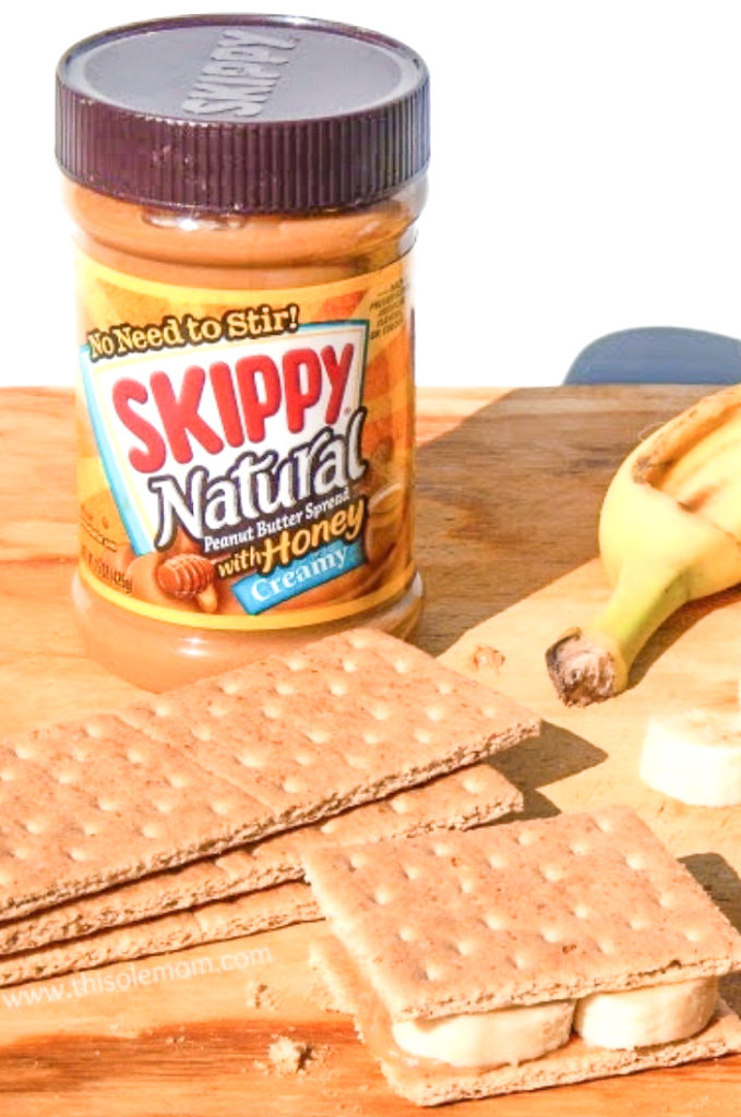graham crackers with peanut butter and bananas graham crackers with peanut butter and bananas
