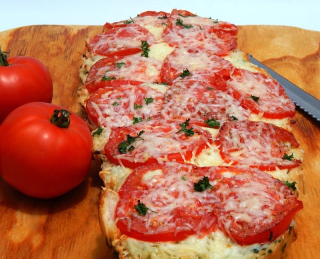 Garlic Caprese Bread, Caprese Bread, Tomato Bread, Tomato Pizza, Cheesy Bread Tomato Recipe. Tomato Recipes, Tomatoes, Cheesy Tomato, Tomato Appetizer 